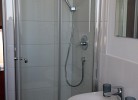 Dusche und Waschbecken