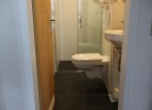 Toilette und Waschbecken