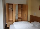Blick auf den Kleiderschrank