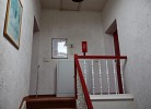Treppenhaus mit Blick auf die Wohnungstür