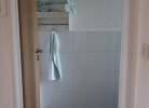 Blick vom Flur ins Badezimmer