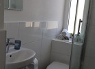 Toilette und Waschbecken