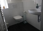 Toilette und Waschbecken